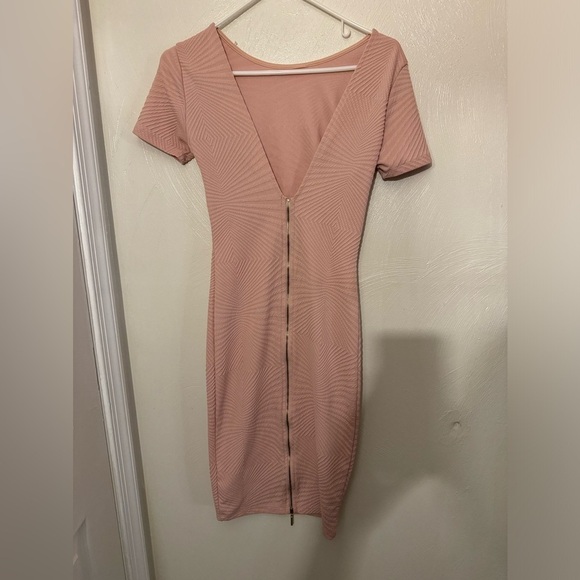 Dresses & Skirts - Pink fitted mid lenght dress sized medium